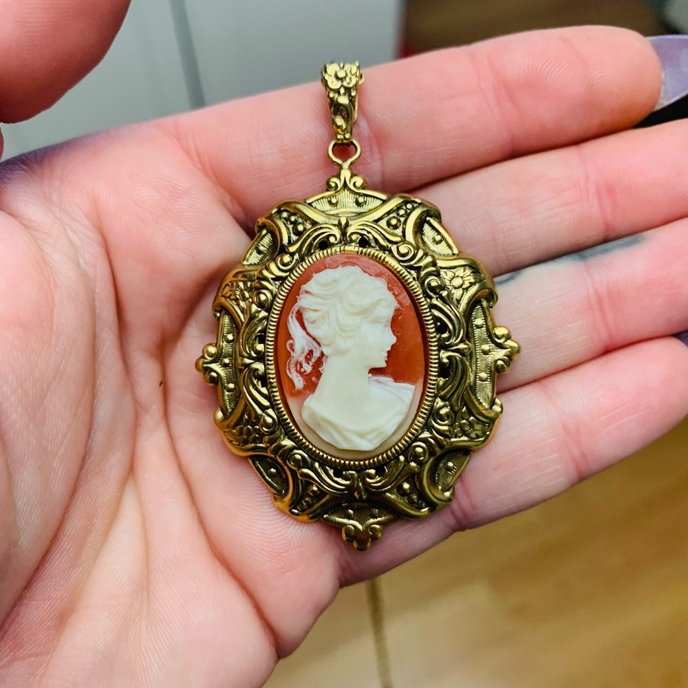 New🌟Peach & White Cameo Long Pendant Necklace